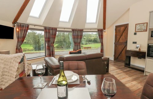 Cribyn Cabaña | TY CRWN - THE ROUNDHOUSE, pet friendly, with hot tub in Lampeter