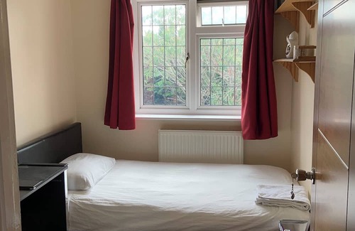 George Green Hotel | Bianca's House Hotel Heathrow Airport