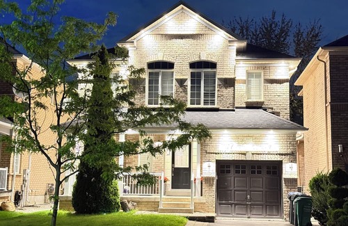 Churchill Meadows Casa | YOUR HOME AWAY FROM HOME.Best Family Neighourhood, Close to all Attraction