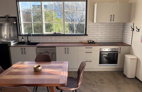 Oatlands Cabaña | The Podium - Modern Cottage - Central Oatlands Accommodation, Tasmania