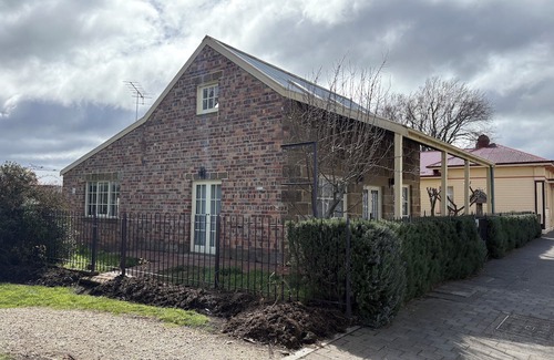 Oatlands Cabaña | The Podium - Modern Cottage - Central Oatlands Accommodation, Tasmania