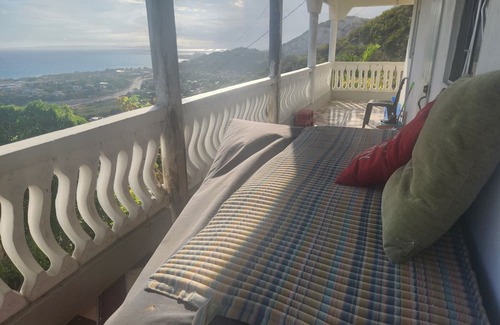 Gordon Town Apartamento | Majestic panaramic beach views close to the Kingston Airport.