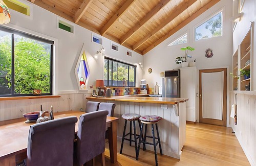 Skenes Creek Casa | Peaceful, creative home in a lush bush setting, only 300m from the beach!
