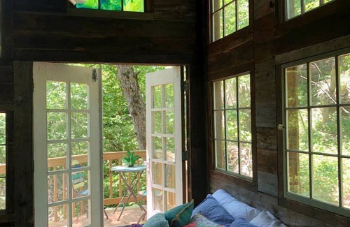 Excelsior Springs Cabina | Magical Tree House Rental near Kansas City for Glamping in Missouri