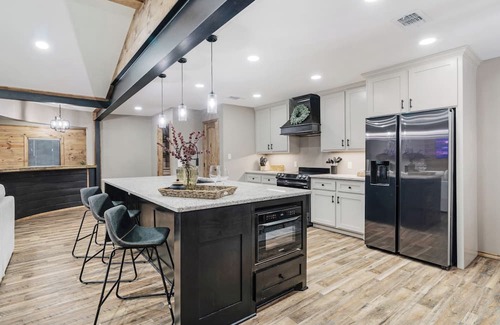 Paris Casa | Spacious 3BR Family Friendly Retreat w/Sunroom & Office – Near Downtown Paris!