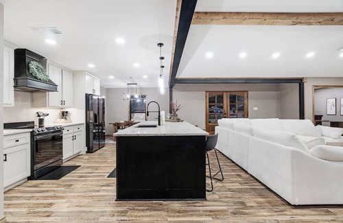 Paris Casa | Spacious 3BR Family Friendly Retreat w/Sunroom & Office – Near Downtown Paris!