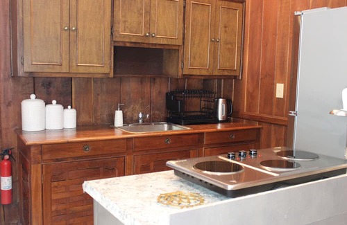 Manchester Cabaña | Charming and spacious guesthouse in the lovely hills of Manchester, Georgia.