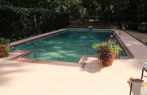 Manchester Cabaña | Charming and spacious guesthouse in the lovely hills of Manchester, Georgia.