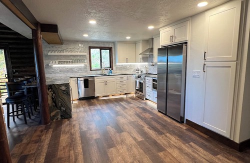 Alvadore Cabina | Cabin Retreat-nearUO-Arpt-Vineyards-slps 1-16-Events ok with prior-PETSTAYFREE