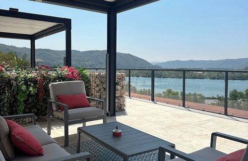 Saint-Vallier Apartamento | Apartment with breathtaking view of the Rhône, in a quiet location free parking