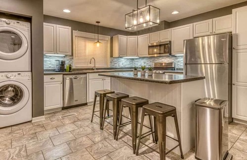 Miller Beach Cabaña | Incredible Cozy Cottage with Hot-tub in Gary, Indiana