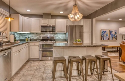 Miller Beach Cabaña | Incredible Cozy Cottage with Hot-tub in Gary, Indiana