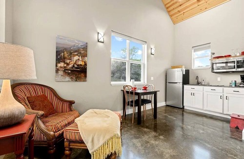 Dripping Springs Cabaña | Cozy Spacious Studio Cottage for a Peaceful Romantic Escape to Texas Hill Country near Dripping Springs, Texas