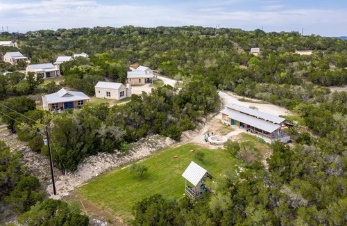 Dripping Springs Cabaña | Cozy Spacious Studio Cottage for a Peaceful Romantic Escape to Texas Hill Country near Dripping Springs, Texas