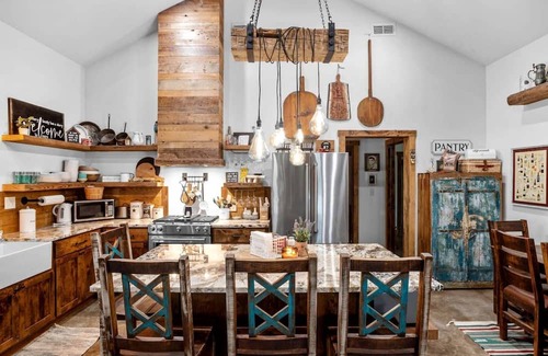 Fredericksburg Cabina | Vacation Cabin Rental with Hot Tub and Fire Pit in Fredericksburg, Texas