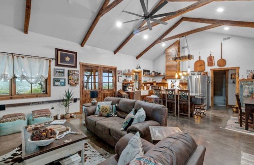 Fredericksburg Cabina | Vacation Cabin Rental with Hot Tub and Fire Pit in Fredericksburg, Texas