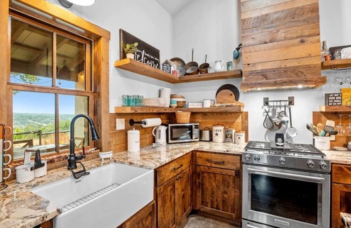 Fredericksburg Cabina | Vacation Cabin Rental with Hot Tub and Fire Pit in Fredericksburg, Texas