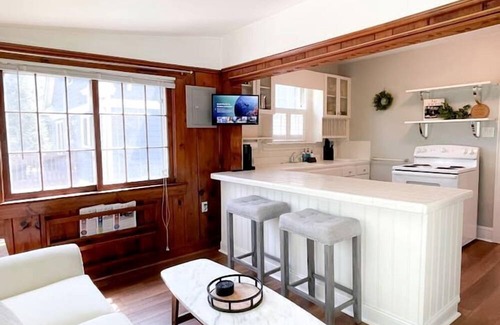 Plaza Midwood Cabaña | Amazing Cottage with Great Sights in Charlotte, North Carolina