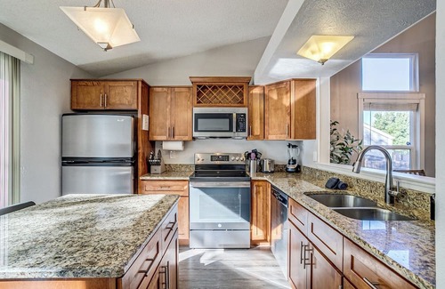 Foothill Green Casa | 10 mins to Red Rocks w/Hot Tub | King Bed | Garage | Fenced Yard