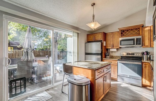 Foothill Green Casa | 10 mins to Red Rocks w/Hot Tub | King Bed | Garage | Fenced Yard