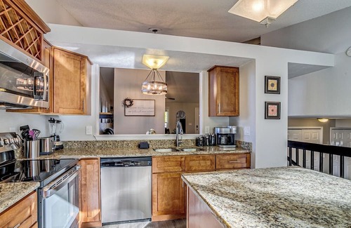 Foothill Green Casa | 10 mins to Red Rocks w/Hot Tub | King Bed | Garage | Fenced Yard