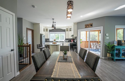 Bouchette Chalet De Esquí | Modern Lakefront Chalet with Games Room, Gym, Wrap Around Balcony & Scenic Views