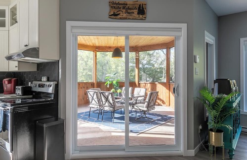 Bouchette Chalet De Esquí | Modern Lakefront Chalet with Games Room, Gym, Wrap Around Balcony & Scenic Views