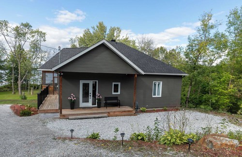 Bouchette Chalet De Esquí | Modern Lakefront Chalet with Games Room, Gym, Wrap Around Balcony & Scenic Views