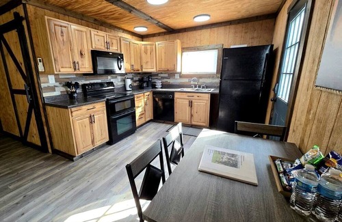 Quitman Cabina | Beautiful Rustic Wooden Cabin in Quitman, Mississippi