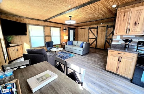 Quitman Cabina | Beautiful Rustic Wooden Cabin in Quitman, Mississippi