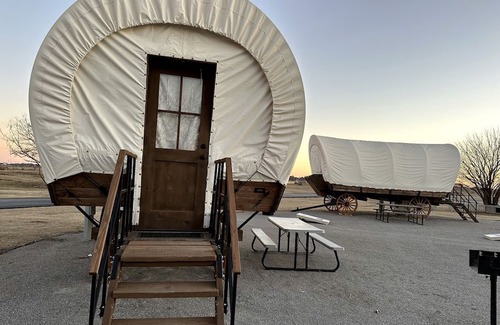 South Oklahoma City Casa | Oklahoma Glamping in this Wonderful Covered Wagon for Family Vacations near Oklahoma City
