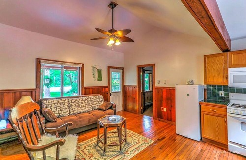 Canadensis Cabina | Charming Forest Cabin with a Hammock near Delaware Water Gap National Recreation Area, Pennsylvania