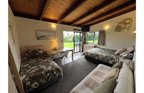 Matakatia Casa | Lovely 3-bedroom bungalow over looking gulf harbour.