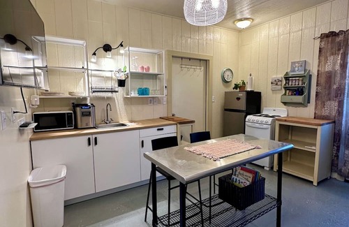 Hallettsville Apartamento | Cozy studio with private garage parking in Hallettsville