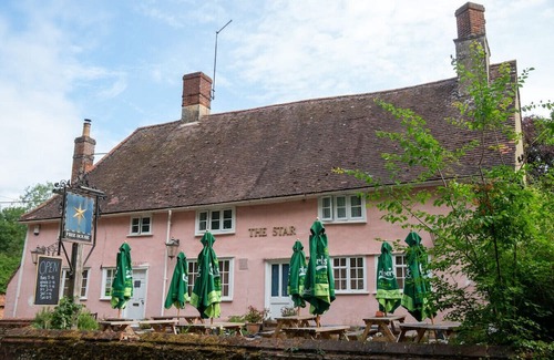 Newmarket Cabina | Lidgate Star Cabin 1 · Eco-friendly cabins next to a 16th century pub