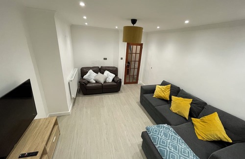 Tatenhill Casa | Fully Furnished House In Tile Hill