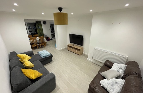 Tatenhill Casa | Fully Furnished House In Tile Hill