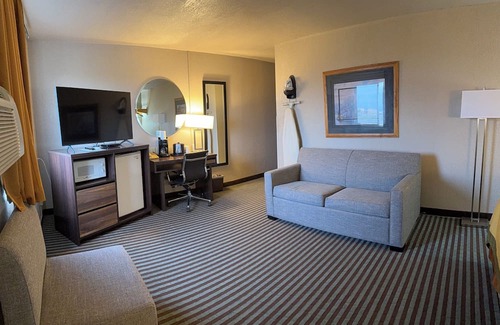 Lexington Hotel | Right off the Interstate, American style Restaurant/Bar Next door & Great Rates!