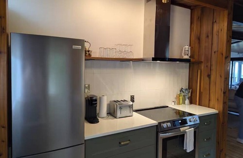 Leamington Cabaña | Cozy Waterfront Cottage – Fishing, Firepit, Wineries, Birdwatching & Views