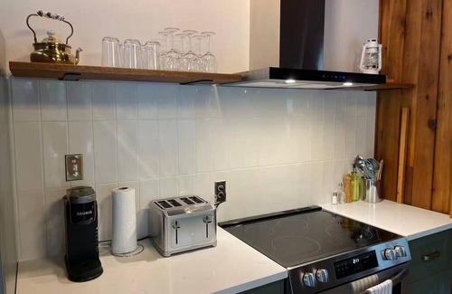 Leamington Cabaña | Cozy Waterfront Cottage – Fishing, Firepit, Wineries, Birdwatching & Views