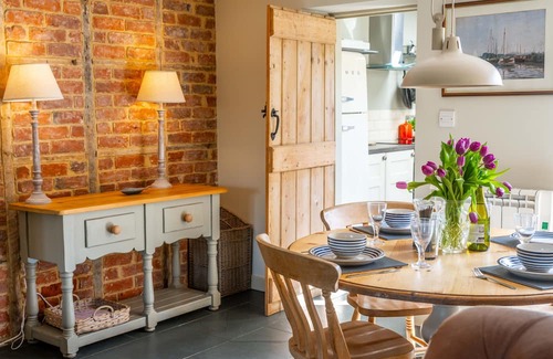 Titchwell Cabaña | Goose Cottage is a beautifully renovated two bedroom brick and flint terrace cottage, with fabulous