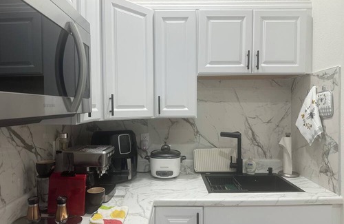 Fort Myers Apartamento | Bright & Charming Room with All Amenities In delightful Fort Myers