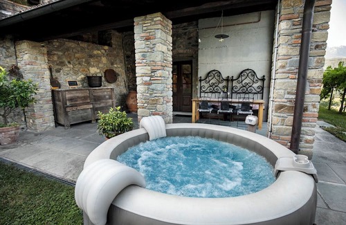 Camporgiano Cabaña | Cozy stone cottage with outdoor hot tub