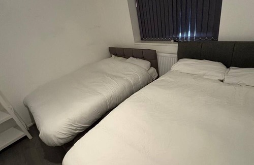 Wolverhampton Hotel | Large Family room fits six adults.