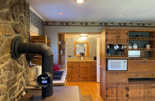 Rock Cave Casa | Mt Ridge Cabin, peaceful and serene! Spacious 4 bedrooms! Hot tub coming soon!