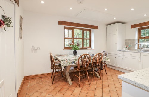 Alton Cabaña | YOXALL COTTAGE, family friendly, character holiday cottage in Alton