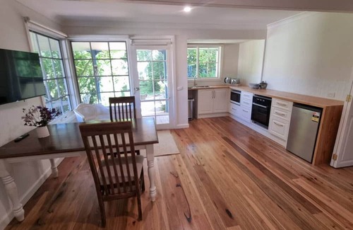 Croydon North Casa | Magnolia Cottage- wineries, main street, station