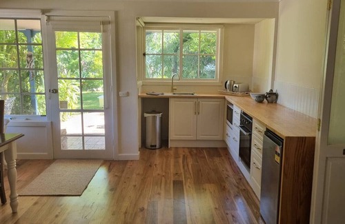 Croydon North Casa | Magnolia Cottage- wineries, main street, station