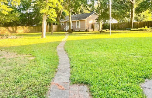 Broadmoor Casa | Cozy guest home on a .75 acre lot in Shreveport!