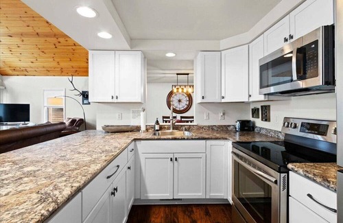 Oxford Casa | Lakefront getaway on beautiful Lake McGinnis, just a short drive from Wisconsin Dells!